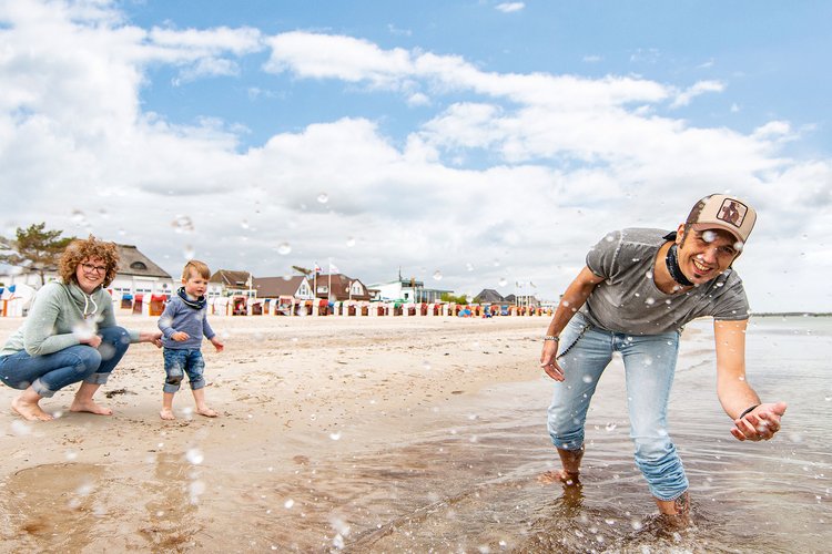 Familienspaziergang am Wasser