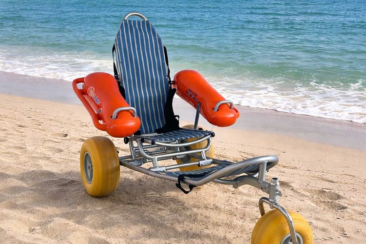 Baderollstuhl am Strand