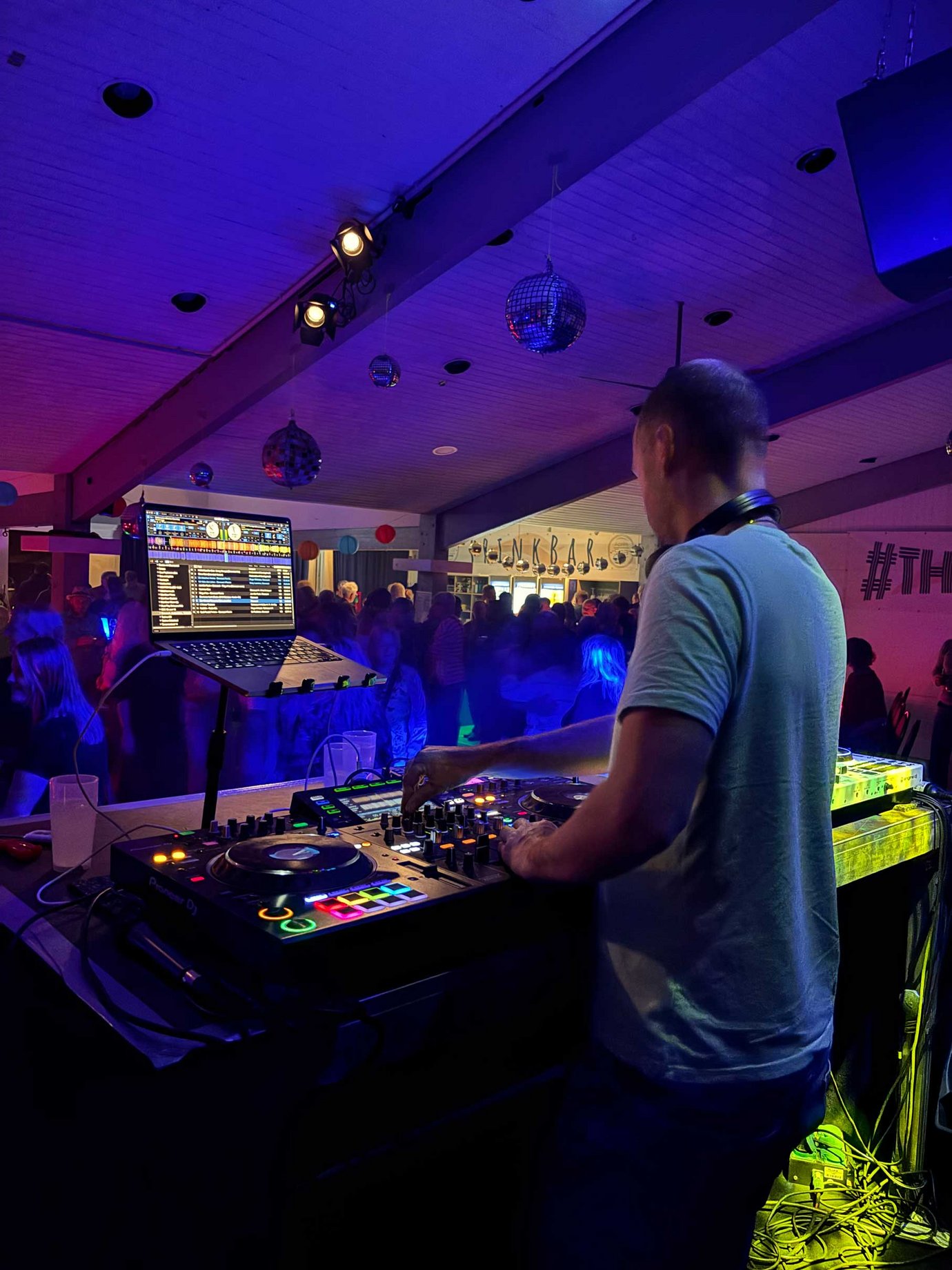 Ein DJ steht am Mischpult