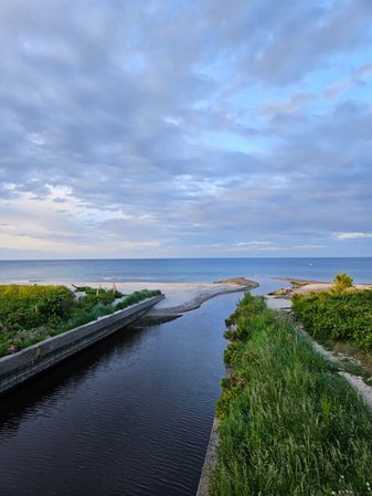 Ein kleiner Fluss mündet ins Meer