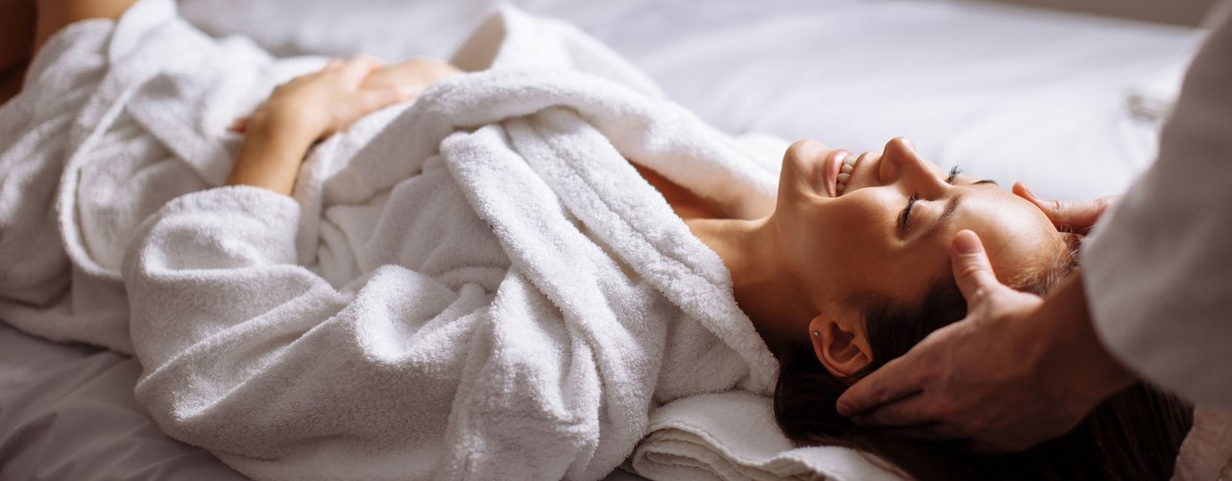 Dame, die massiert wird