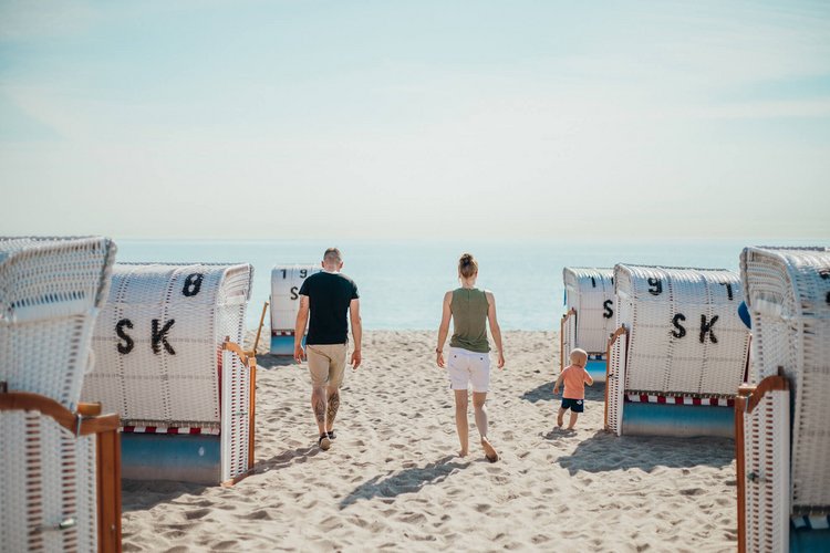 Familie am Strand zwischen Strandkörben