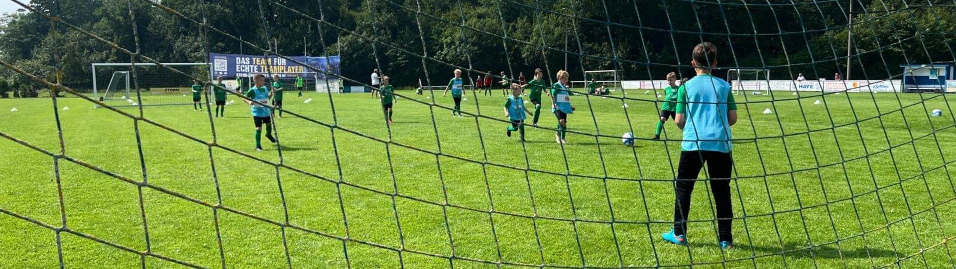 Ein Fußballfeld auf dem Kinder Fußball spielen