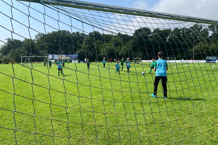 Ein Fußballfeld auf dem Kinder Fußball spielen
