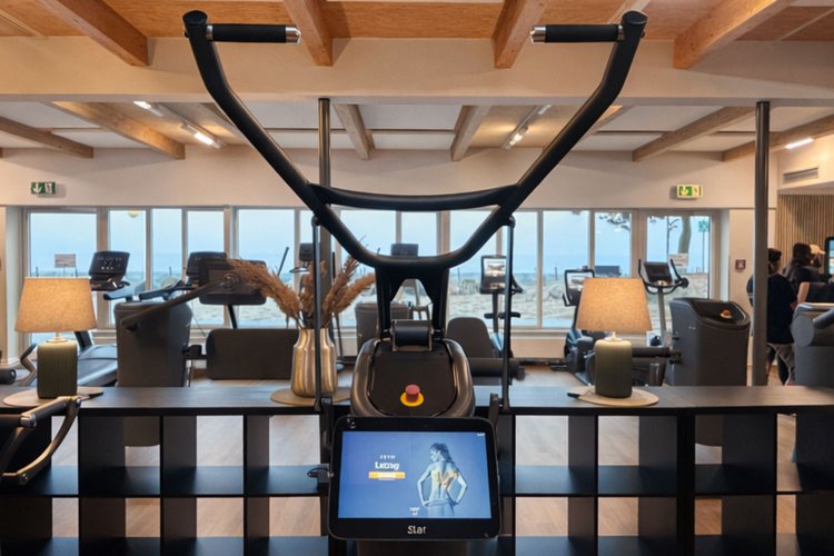 Ein Fitnessstudio von innen